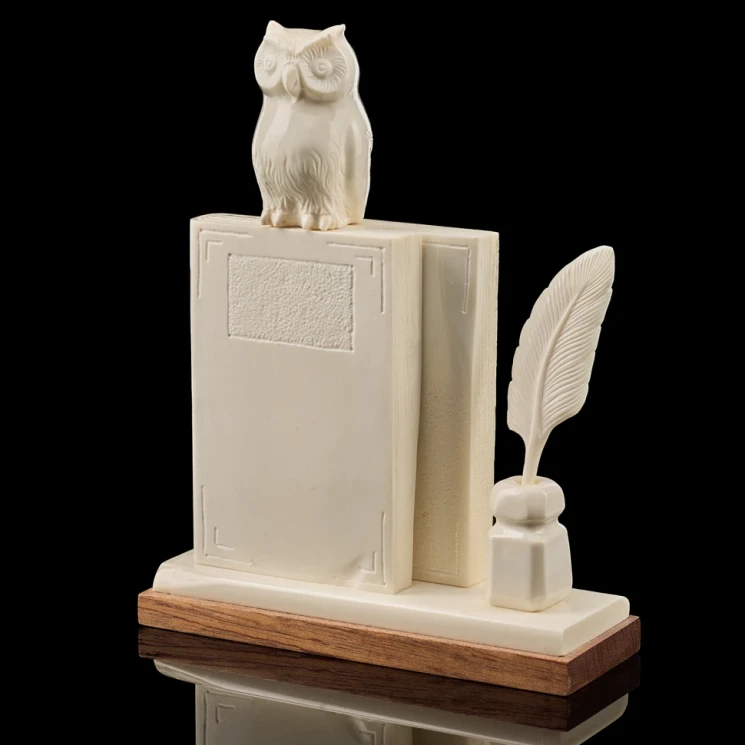 Скульптура из кости "Филин на книге".