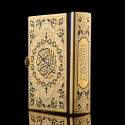 Религиозная книга "Коран" на арабском языке. Златоуст.